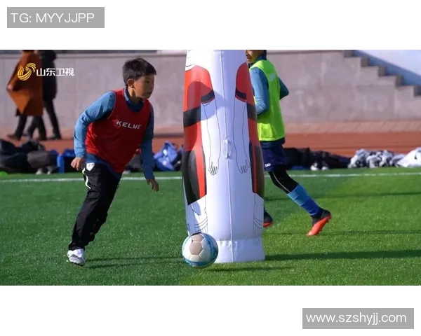 平凡少年因足球广告意外成名踏上追逐绿茵梦想的球星之路