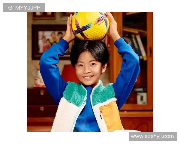 足球明星赠送守门员手套温暖小女孩梦想时刻感动全场